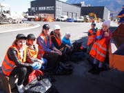 Eine verdiente Pause: An der Umweltputzete in Sevelen nahmen rund 80 Personen teil. (Bild: PD)