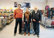 Markus Etter, Simona Pfister und Moritz Raymann im bereits eingerichteten Outlet. (Bild: Raphaela Roth)