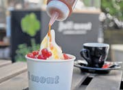 Sieht verführerisch aus: Ein hübsches Bergli-Frozen-Yogurt – deshalb Joli Mont – mit frischen Beeren und einem Coulis aus Sanddorn. (Bild: pd)