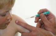 Wer sein Kind nicht impft, gefährdet unschuldige Menschenleben, sagt Immunologe Beda Stadler. (Bild: dpa)