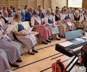 Konzentriert sind die Frauen und Männer am Singen. (Bild: PD)