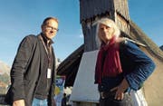 Bänz Friedli, der künstlerische Leiter, und Liedermacherlegende Walter Lietha vor dem Bergkirchli Arosa. (Bild: Peter Hummel)