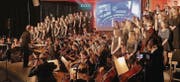 Gemeinsamen Spirit geweckt: Chor, Big Band und Orchester haben eine musikalische Glanzleistung auf die Bühne gezaubert. (Bild: Reinhold Meier)