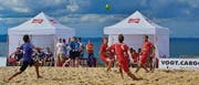 Beach-Soccer-Turnier: Zwei Mannschaften buhlen auf dem Eventplatz in Horn um den Sieg. (Bild: Fritz Heinze)