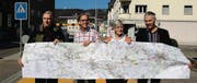 Bodensee-Thurtal-Strasse (BTS): Die Gegner des offiziellen Projekts, Wolfgang Schreier (v. l.), Peter Gubser, Silvia Schwyter und Toni Kappeler zeigen den Verlauf der BTS. (Bild: Nana do Carmo)