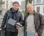 Finden überall Strahlung: Hansueli Stettler und Markus Lauener mit Messgerät. (Bild: Stefan Hilzinger)