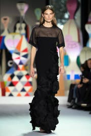 Ein Model präsentiert ein Akris-Kleid. (Bild: CAROLINE BLUMBERG (EPA))