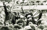 Bitterer Moment: Jüngere Punkfans zeigen ihren zynischen Helden im Sittertobel nur den Stinkefinger. (Bilder: Daniel Ammann)