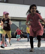 Die beiden Mädchen amüsieren sich beim Spielen in der Gruppe auf dem Kirchplatz. (Bild: PD)