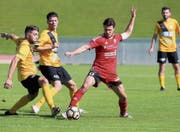 Die Arboner (gelb) können Bazenheids Christoph Gebert trotz Überzahl nicht vom Ball trennen. (Bild: Mario Gaccioli)