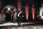 Michele (Giuseppe Spina) tanzt zur Musik, der heimlichen Hauptrolle in «Der schwarze Kuss». (Bild: Thi My Lien Nguyen)