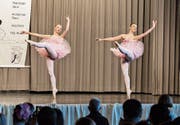 Zwei Kreuzlinger Ballerinas tanzen in Offenburg vor. (Bild: PD)
