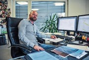 Bauunternehmer Sven Frei in seinem Wiler Büro. Die Firma führt er seit 2012 - in zweiter Generation. (Bild: Olaf Kühne)