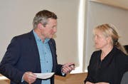 Regierungsrat Alfred Stricker im Gespräch mit Eva Louis. (Bild: ALE)