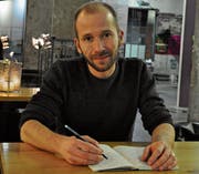 Stift und Notizblock sind Ralf Bruggmanns stete Begleiter. (Bild: Simon Roth)