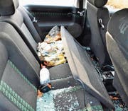 Ein Golf GTI: eingeschlagene Scheiben, Glasscherben und Müll auf der Autohinterbank. (Bild: Max Eichenberger)