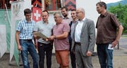 Gemeinderatsschreiber Werner Hefti und Gemeindepräsident Niklaus Lippuner nehmen von den Vertretern des Initiativkomitees René Schärer, Kevin Ilkow, Gian-Andri Steiger, Steivan Josty und Werner Rohrer (von links) das Initiativbegehren in Empfang. (Bild: Hanspeter Thurnherr)