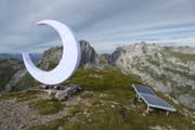 Auf dem Gipfel der Freiheit im Alpstein hat ein Künstler einen leuchtenden Halbmond aufgestellt. (Bild: hikr.org)