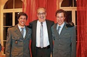 Bundesrat Guy Parmelin ehrte unter anderen auch Martin (links) und Daniel Hubmann. (Bild: VBS)