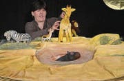 Die Tiere geniessen zu Beginn des Stücks das Wasserloch – Margrit Proske macht die Figuren mit Stimme und Bewegung lebendig. (Bild: Mengia Albertin)