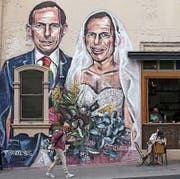 Karikatur des konservativen Ex-Premiers und Homo-Ehe-Gegners Tony Abbott bei einem Café in Sydney. (Bild: Rick Rycroft/AP (12. September 2017))