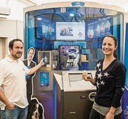 Erfinder Matthias Gehring erklärt Dominique Bornhauser aus Weinfelden die Funktionsweise des Softeis-Roboters. (Bild: Reto Martin)