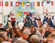 Einheimische Trachtentänze eröffneten den Reigen der folkloristischen Darbietungen. (Bild: Max Eichenberger)