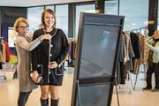 Die Vintage-Kleidung wurde nicht nur bestaunt, sondern auch anprobiert. (Bild: Jil Lohse)