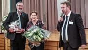 Willi und Regina Bommer freuen sich über die Laudatio von Gemeinderat Manfred Filliger. (Bild: Gabi Doggweiler)