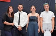 Erfolgreiche Malerinnen und Maler aus der Region: Ramona Bacchi, Andreas Zogg, Anja Gabathuler und Marcel Coray (von links). (Bild: Mengia Albertin)