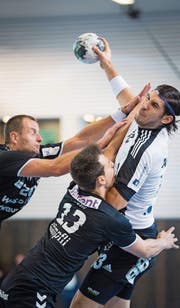 Gossaus Ungar Attila Kun (rechts) bleibt in der Berner Abwehr hängen. (Bild: Urs Bucher)