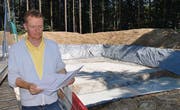 Bauleiter Didier Wins erläutert den Verlauf der Arbeiten am neuen Reservoir. (Bild: Werner Lenzin)