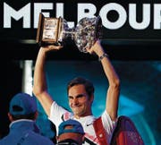 Roger Federer stemmt nach seinem Sieg gegen Marin Chilic seinen Siegerpokal in die Höhe. (Bild: Vincent Thian/AP Photo)
