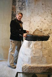 Bei der Feuerstelle, die der Hafner Mischa Casanova entdeckt hat, dürfte es sich um einen gewerblichen Ofen aus dem Spätmittelalter gehandelt haben. Möglicherweise wurde er damals zur Herstellung von Knochenleim oder zum Färben genutzt. Casanova hat den Ofen nun mit historischem Material nachgebaut. (Bild: Ursula Ammann)