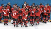 Fassungslose Kanadier: Andrew Ebbett (vorne) und seine Teamkollegen. (Bild: Srdjan Suki/EPA (Gangneung, 23. Februar 2018))