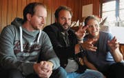 Jan Opderbeck, Florian Rexer und Mia Sanner diskutieren Abläufe für das neue «Tatort»-Dinner im Saal des Schlosses Hagenwil. (Bild: Rita Kohn)