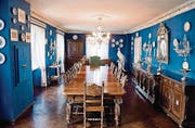 Der blaue Rittersaal dient den Besitzern als Esszimmer.