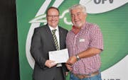 Stephan Häuselmann, Präsident Ostschweizer Fussballverband, mit Kurt Schneider, Präsident FC Wattwil Bunt (rechts). (Bilder: Beat Lanzendorfer)