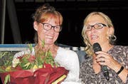 Sekretariatsleiterin Sonja Cabalzar wurde von Präsidentin Fabiola Colombo Imhof für 25 Jahre Mitarbeit geehrt. (Bild: Manuela Olgiati)