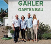 Die Eltern Hansruedi und Silvia Gähler übergeben den Gartenbaubetrieb an Sohn Marco Gähler und Evelyne Hofstetter. (Bild: PD)