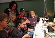 Textilfachfrau Sarah Caldwell freut sich, dass auch Kinder Spass am Nähen haben. (Bild: Christine Luley)