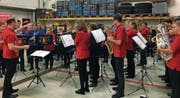 Die Jugendmusik und die Musikgesellschaft Sennwald beim gemeinsamen Musizieren am Dorfständchen in Salez. (Bild: PD)