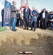 Marc-Ivan Girard und Karl-Heinrich und Christine Schwiede, kurz bevor die Zeitkapsel mit Beton übergossen wird. (Bild: Urs Brüschweiler)