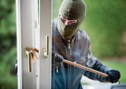 An der Buebenloostrasse verschafften sich die Täter durch ein Fenster Zugang zum Haus. (Symbolbild: Gina Sanders, Fotolia)