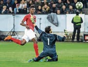 Der Schweizer Stürmer Breel Embolo lupft den Ball über Panama-Goalie Jaime Penedo hinweg und erzielt so das 3:0. (Bilder: Philipp Schmidli (Luzern, 27. März 2018))