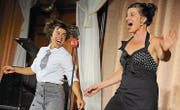 Judith Bach als Claire und Stefanie Lang als Olli zeigen eine schwungvolle Show auf der Bühne im Rathaussaal. (Bild: Rudolf Steiner)