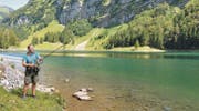 Andreas Inauen, Präsident des Fischereivereins Appenzell, wirft seine Angelrute am Seealpsee aus. (Bilder: Patrick Baumann)