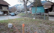 Das Ostufer des Giessen wird umgestaltet – hier durch Pfosten und Markierung angedeutet – und schafft so eine Verbindung zwischen dem Bahnhof und dem Zentrum. Ein Steg über das Gewässer wird den direkten Zugang zum «Chez Fritz»-Areal ermöglichen. (Bild: Hanspeter Thurnherr)