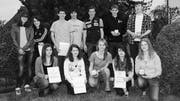 Daniel Hubmann (stehend 3. v. r.) zeichnete elf Jugendliche mit der Kodex-Goldmedaille aus. (Bild: pd)
