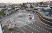 Auch wenn der Bypass noch gesperrt ist: Der Wilfeld-Kreisel ist fertig gebaut und wird schon bald dem Verkehr überlassen. Simon Dudle